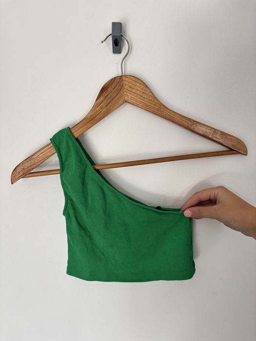 Crop top na jedno ramię zielony w prążki prążkowany asymetryczny