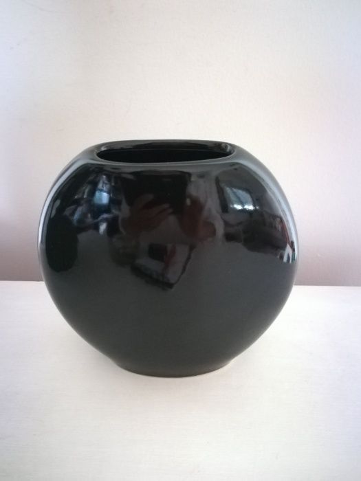 Jarras vidro solitários e jarra preta porcelana