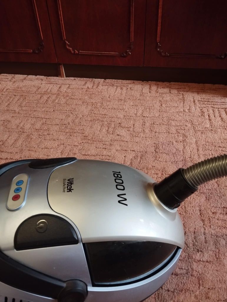 Пилесос Vitek 1800W