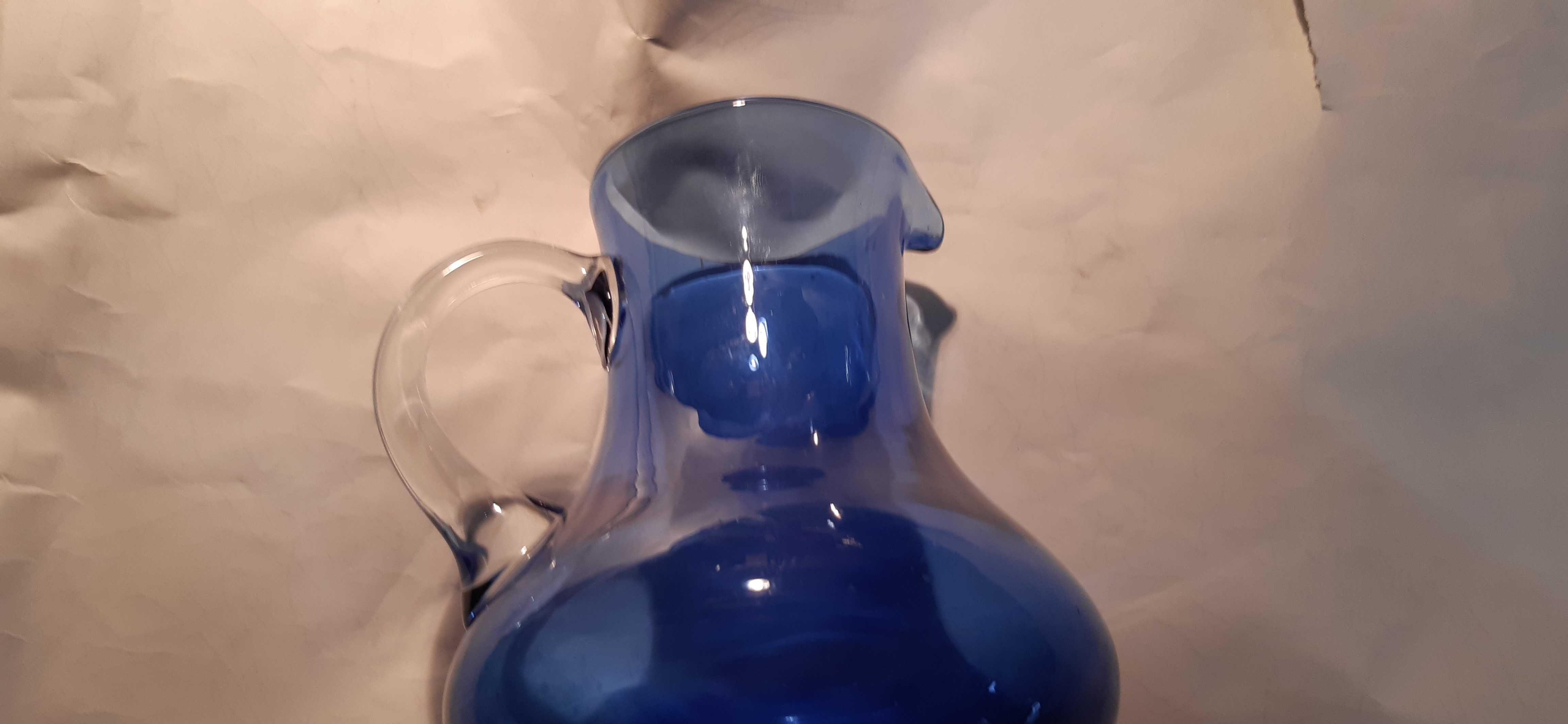 stary niebieski dzbanek, wazon kolorowe szkło