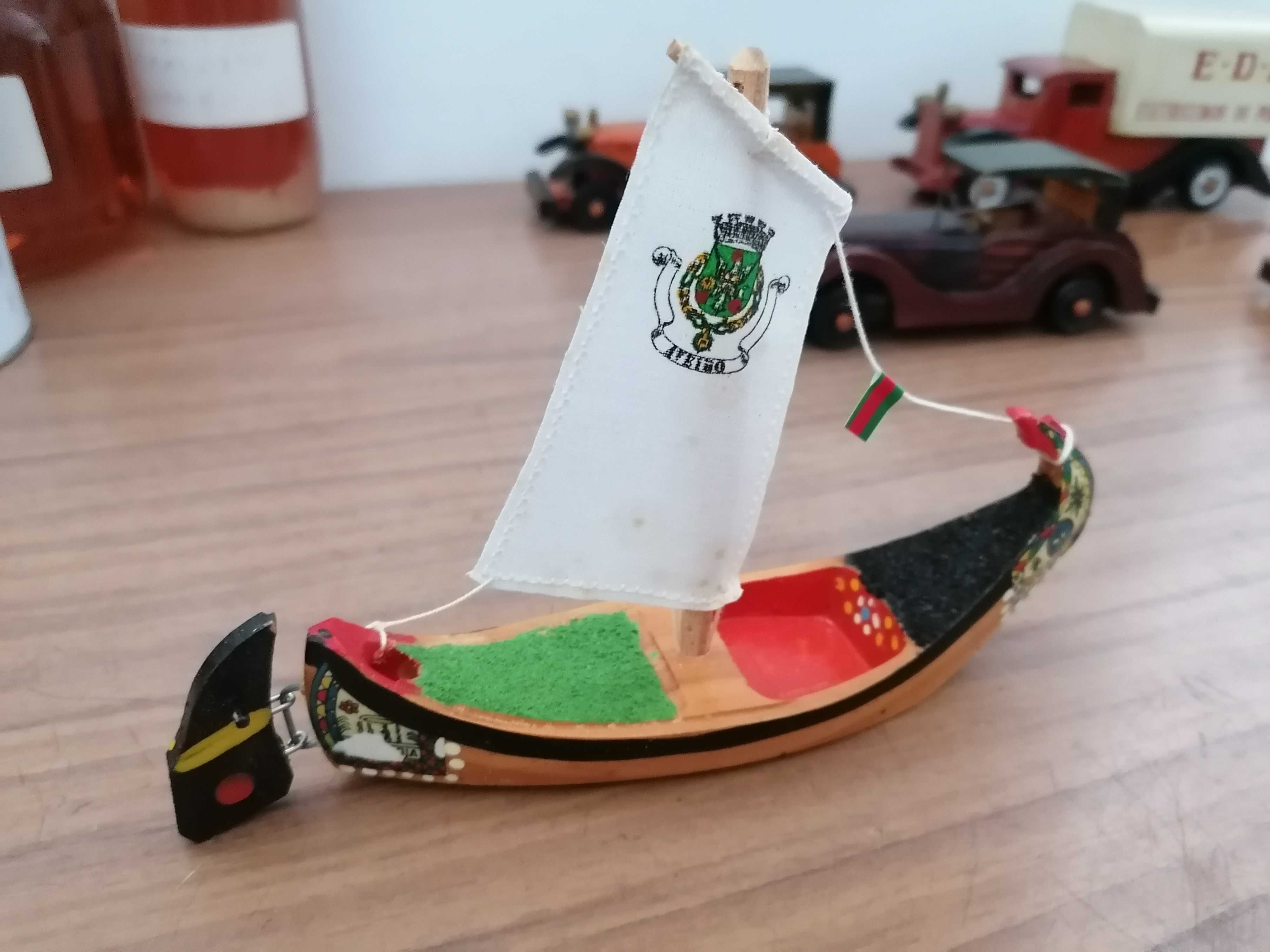 Carros em madeira