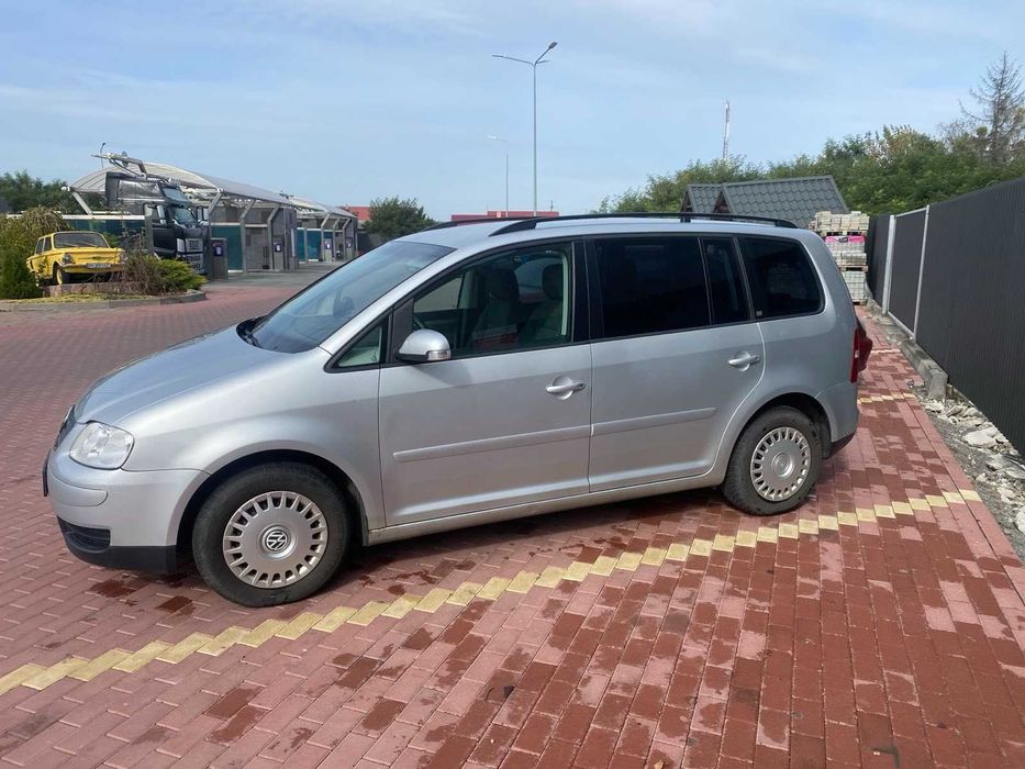 VW Touran 1,6 бензин,механіка 2004