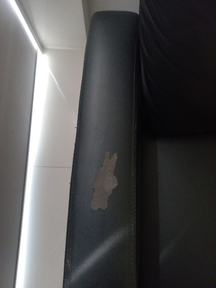 Fotel z ekoskóry , rozkładany z masażem .