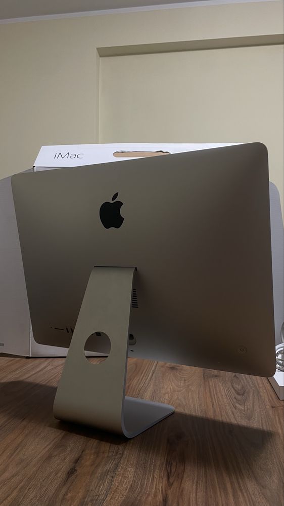 iMac 21.5” (2017) em excelente estado - com teclado, rato e cabo.