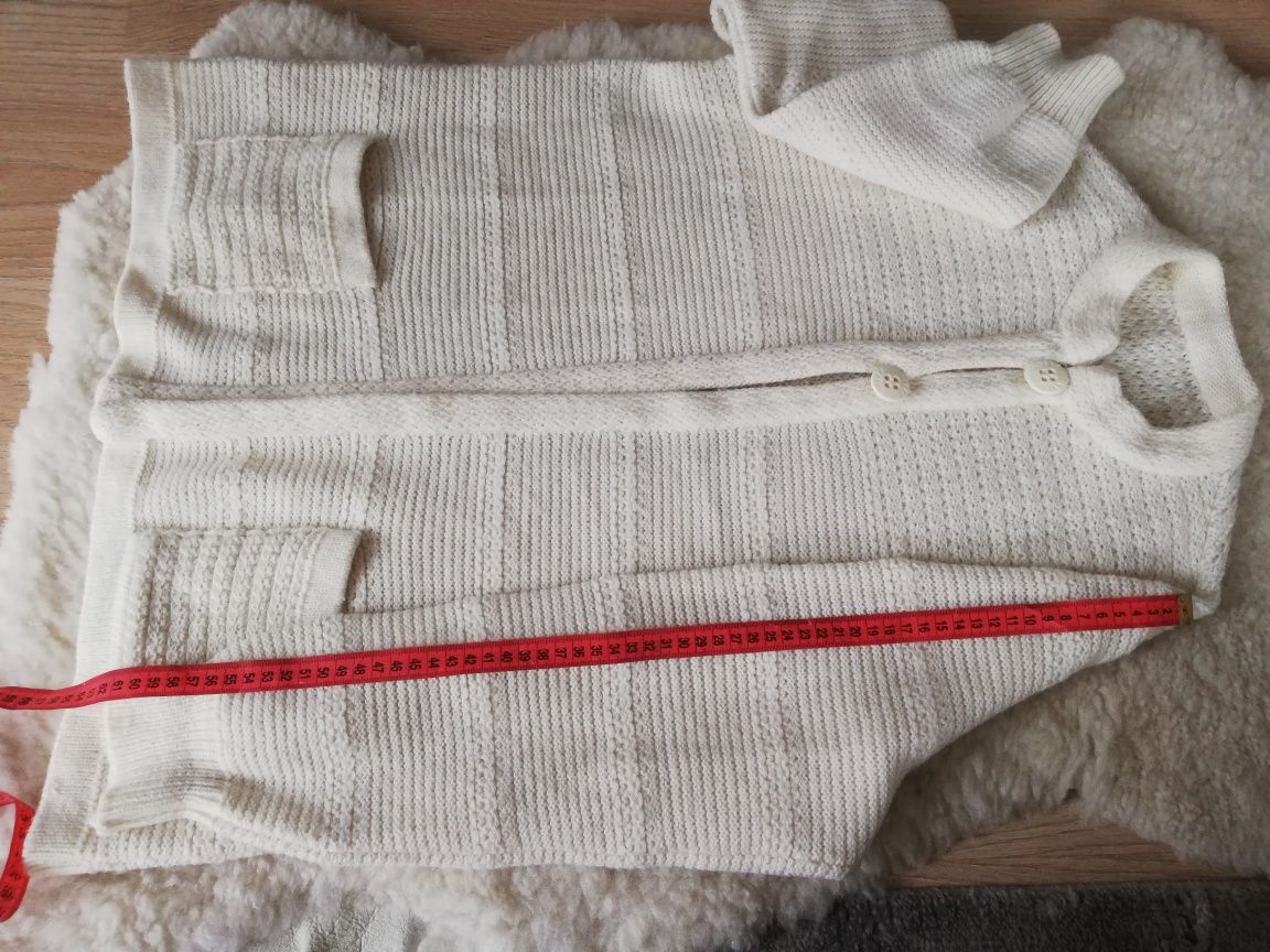 Śliczny sweterek z długim rękawem na guziki