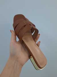 Chinelo camel com detalhe dourado