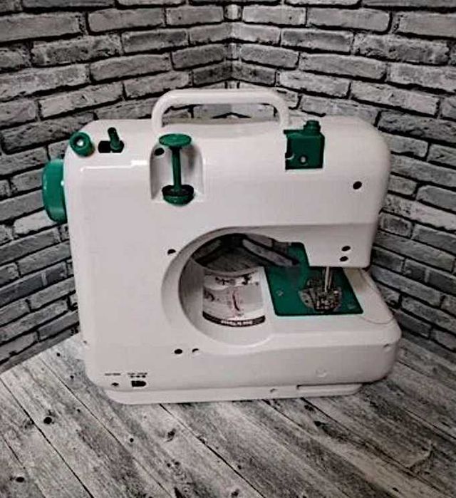 Швейная машинка: работает тихо, шьёт быстро и безотказно