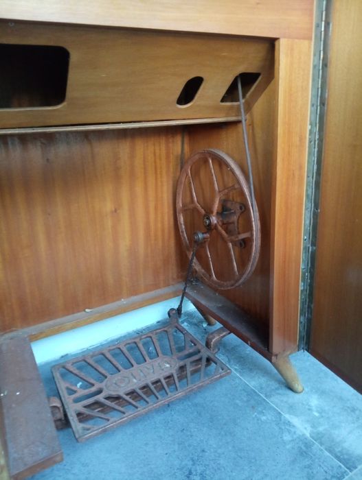 Maquina de costura Oliva CL 50 - Com movel. - A trabalhar*