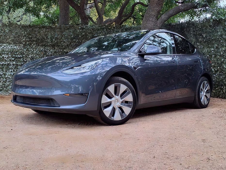 Tesla Model Y      2023