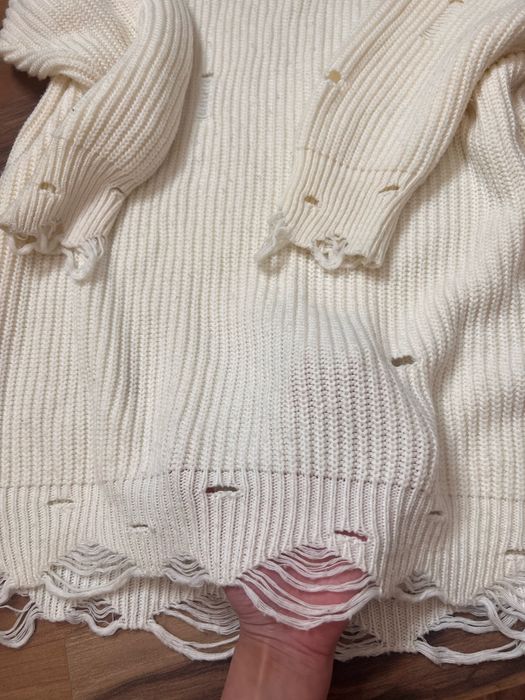 Світер-сукня з дірками білого кольру