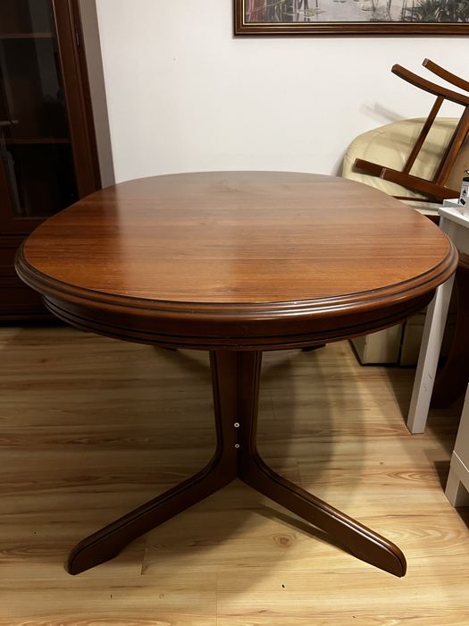 Rozkładany owalny stół