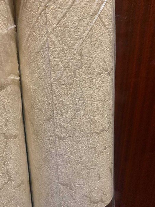 Обои виниловые на флизелиновой основе белые с золотистым оттиском