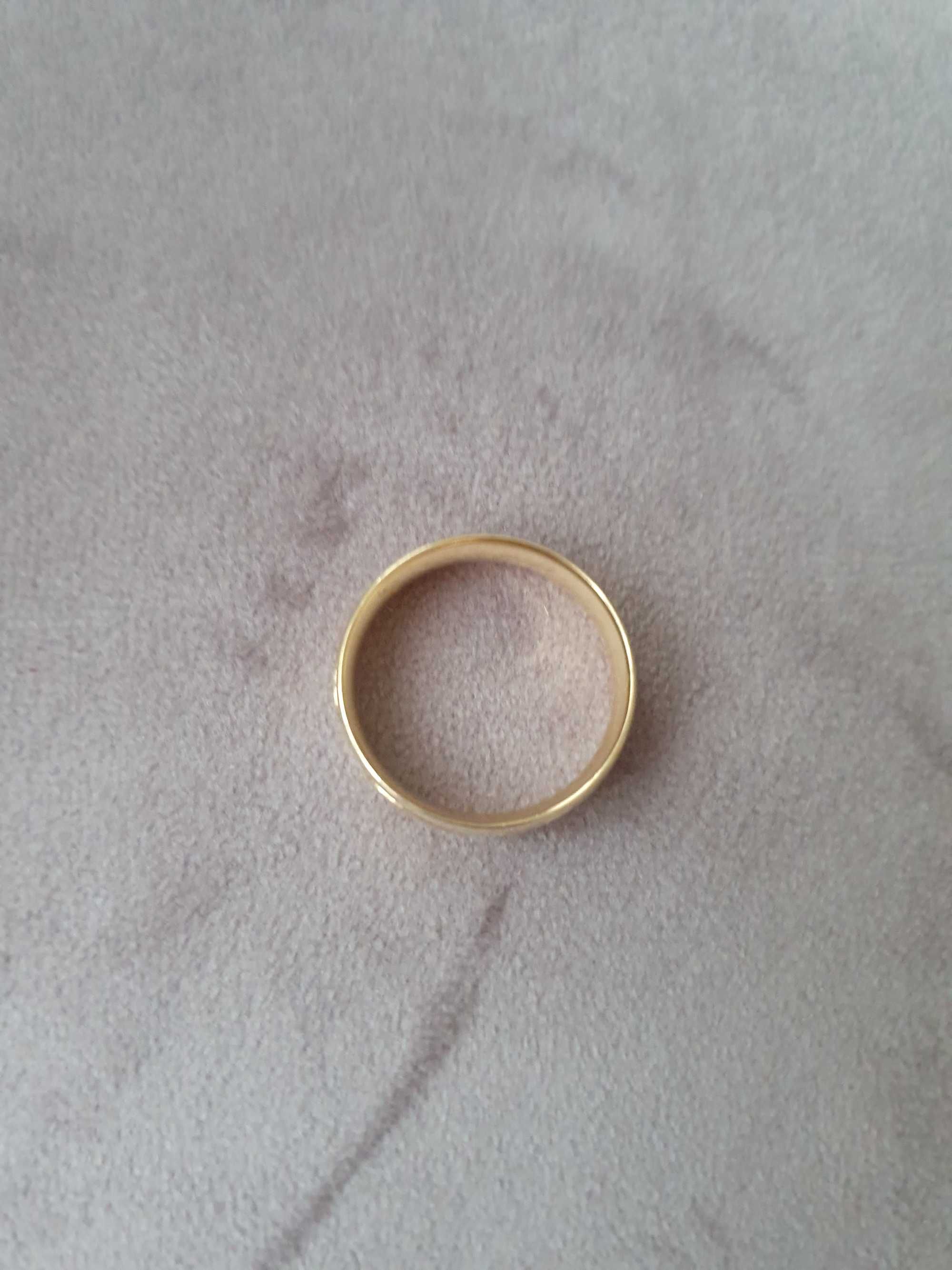 Obraczka zlota  z  diamentami 585 14k