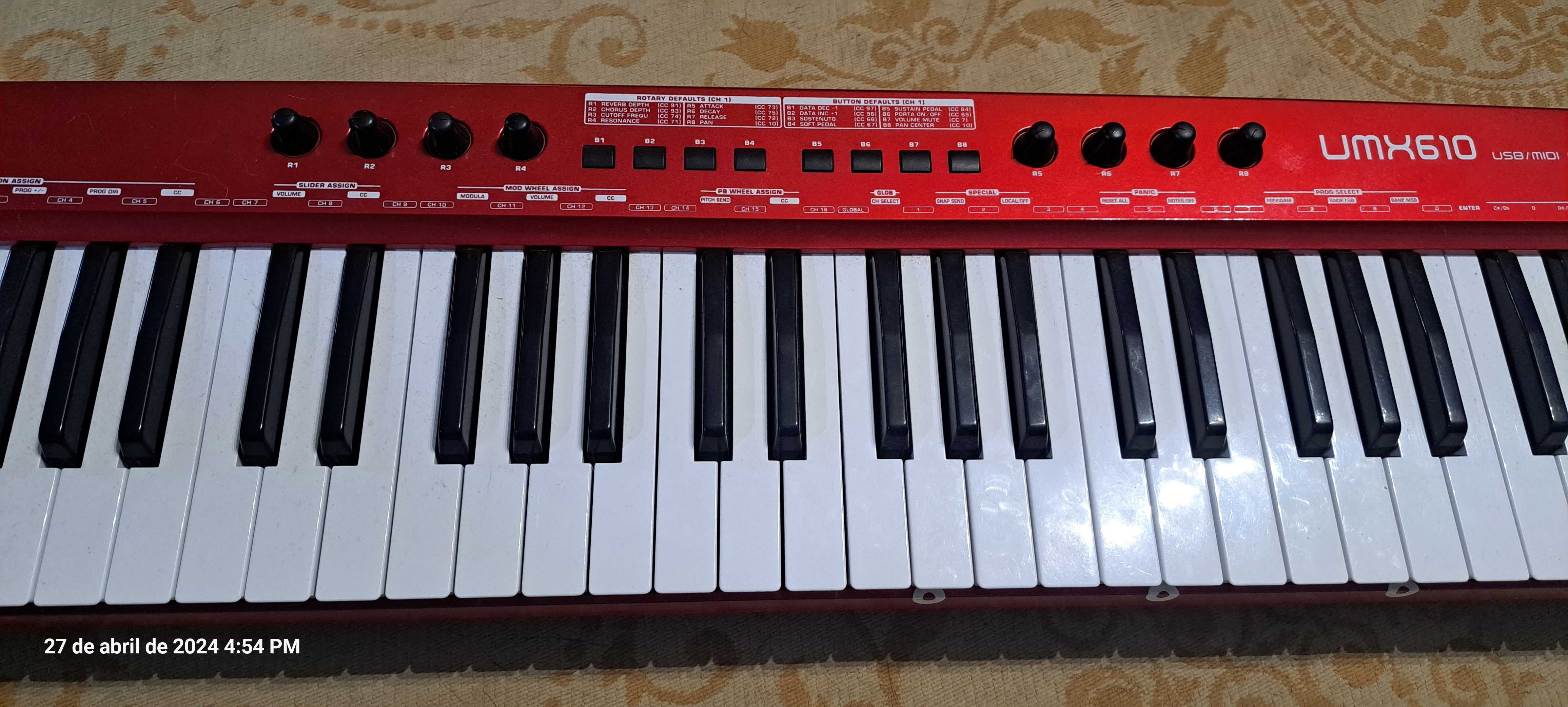 Controlador MIDI "Behringer UMX-610"