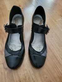 Buty na obcasie r.39