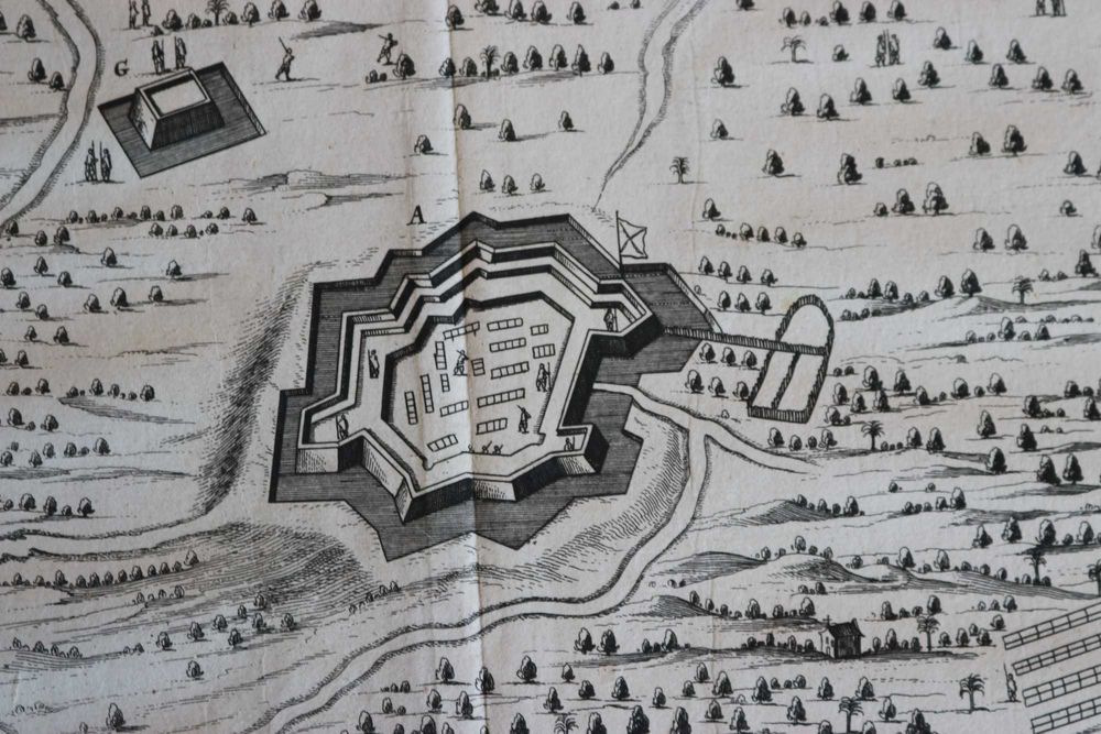 Mapa antigo com fortes e cena de batalha, séc. XVII