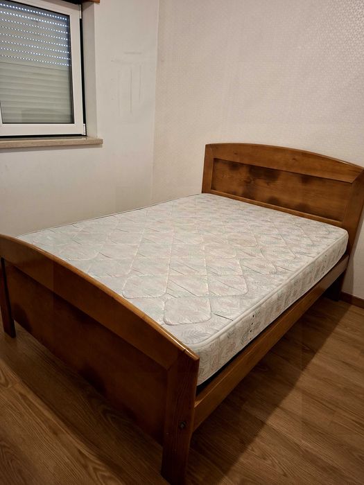 Cama de casal com colchão e estrado
