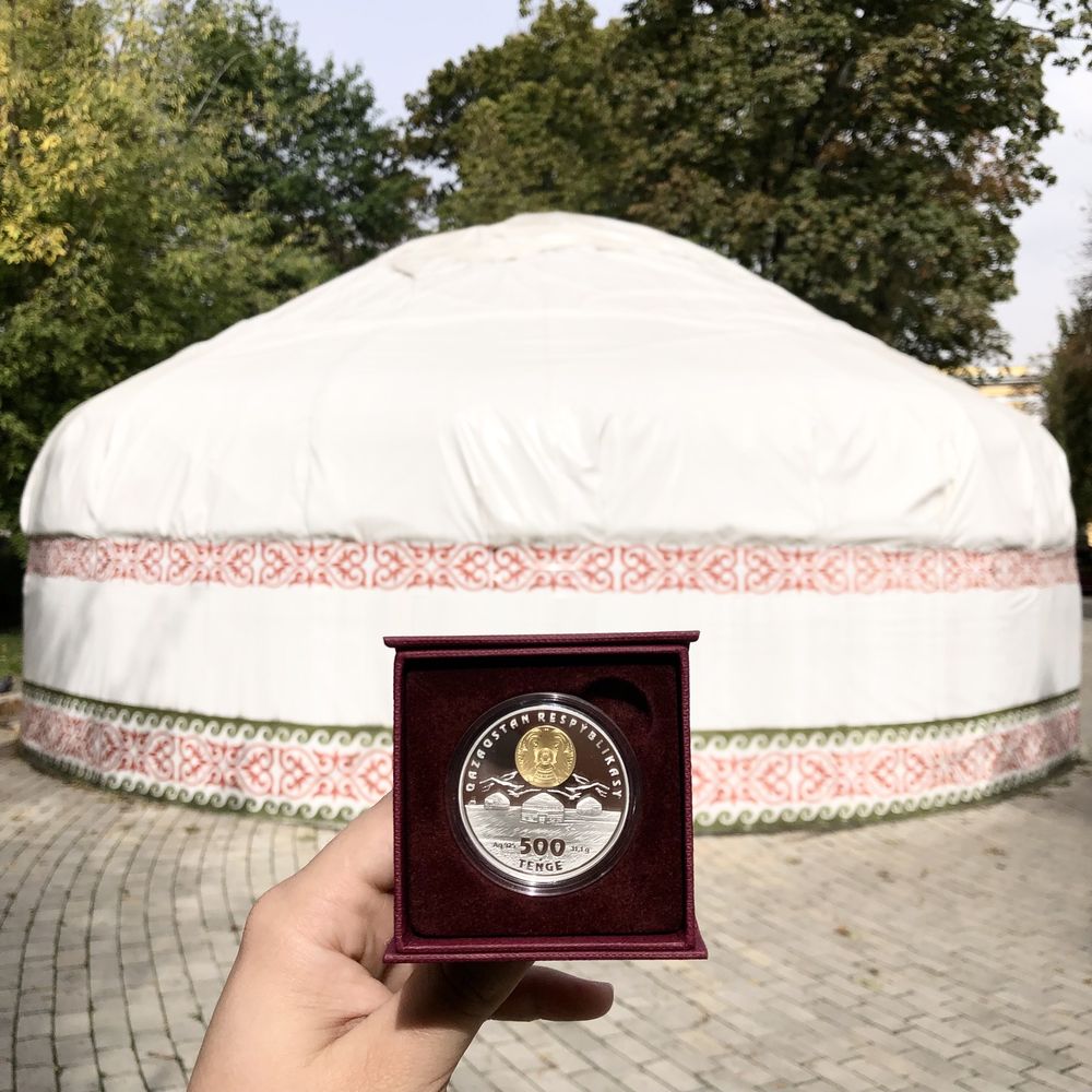 Монети Казакстан 200 Тенге Картина Мира Древо Жизни Юрта Верблюд