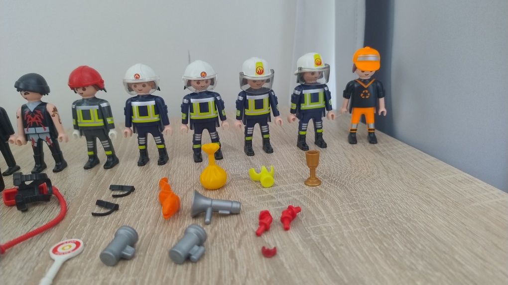 Zestaw Playmobil - różne elementy.