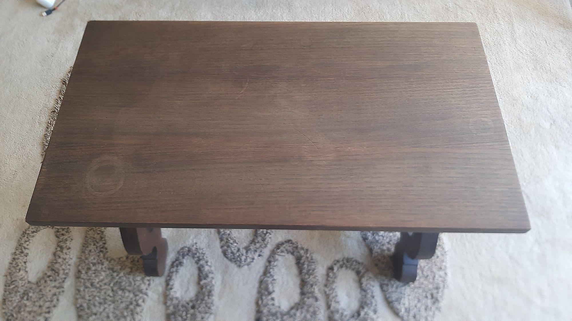 Mesa de apoio em madeira maciça