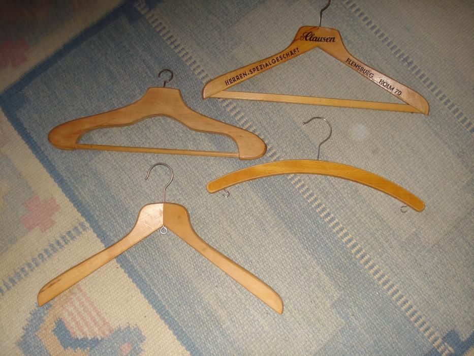 Conjunto de cabides antigos em madeira. Anos 50-70