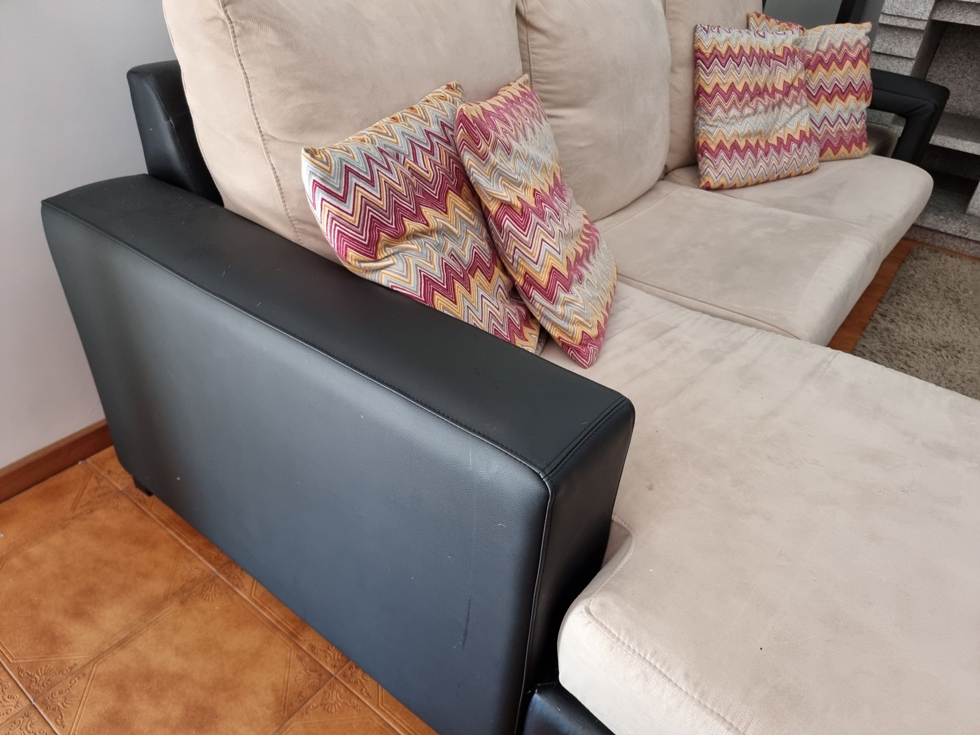 Sofa base preta com almofadas bejes + 2 pufs inseridos no apoio braço