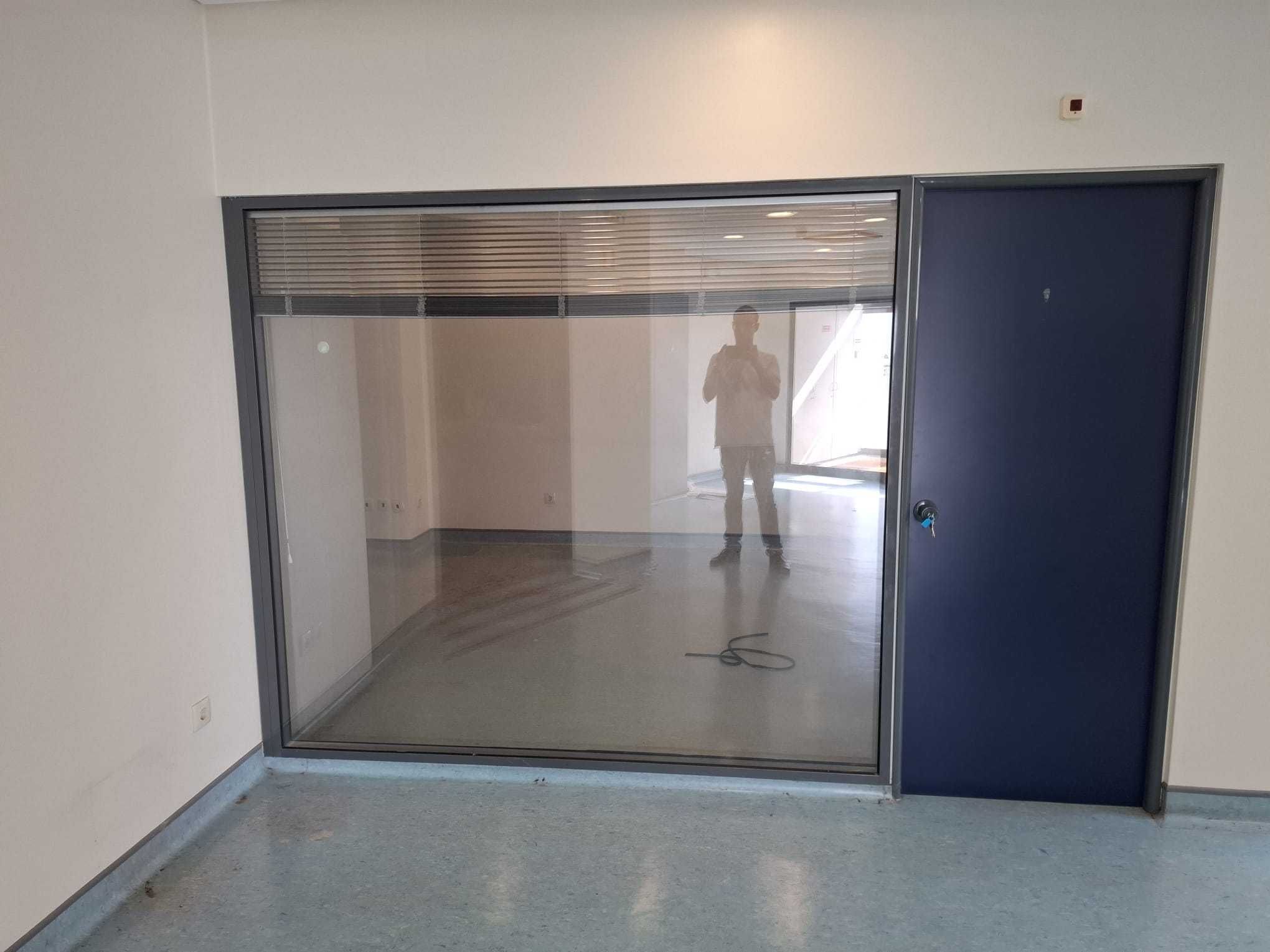 DIVISÓRIAS em alumínio c/ vidro duplo e c/ percianas embutidos