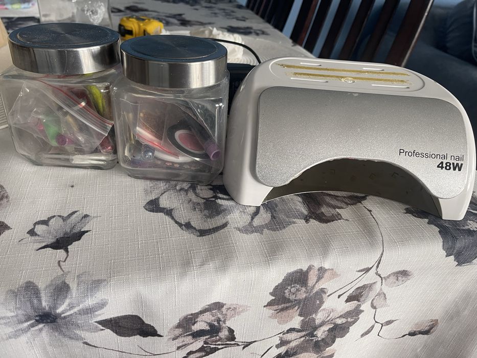 Kuferek z przyborami do paznokci