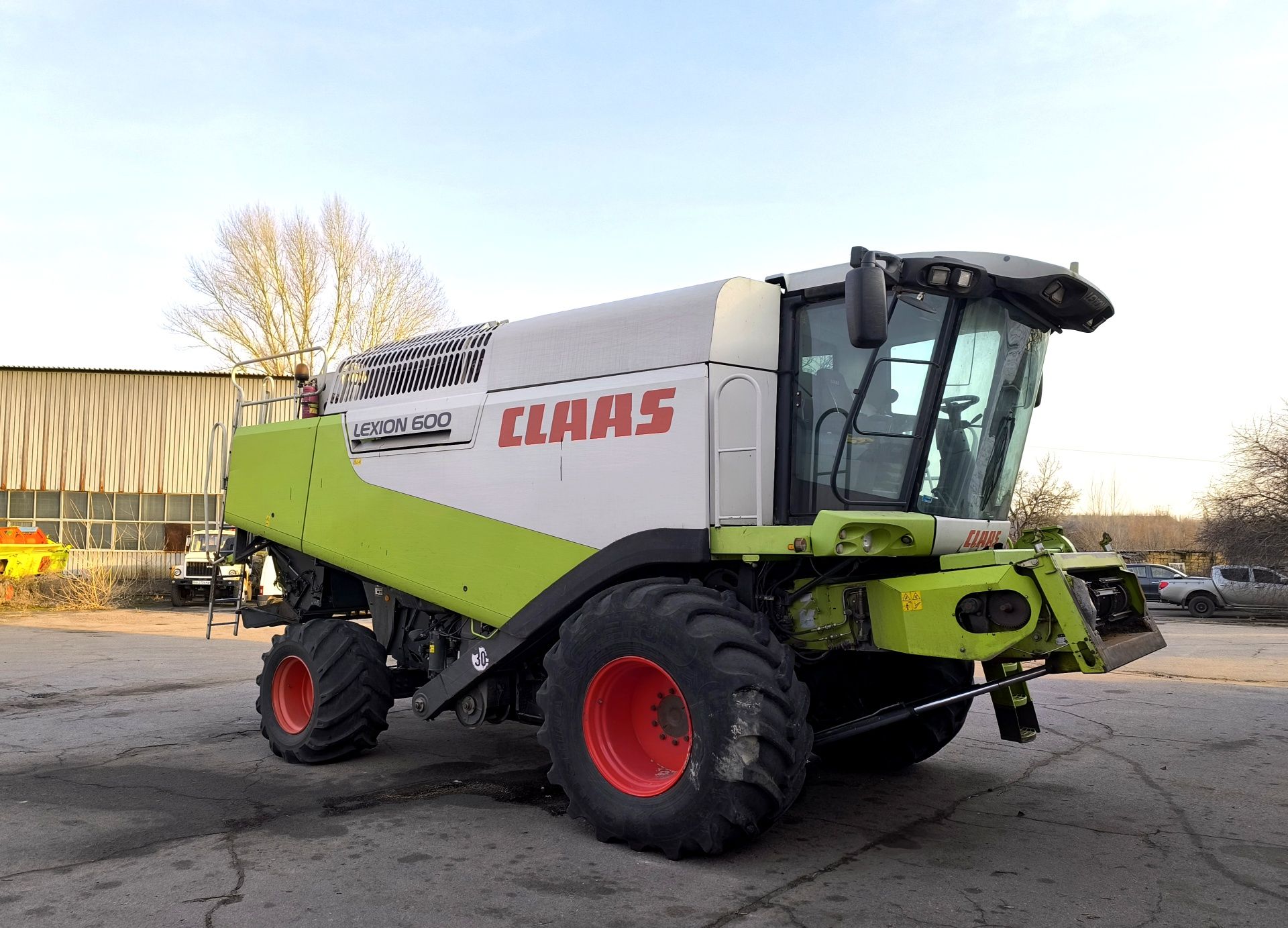 Комбайн зернозбиральний CLAAS LEXION 600
