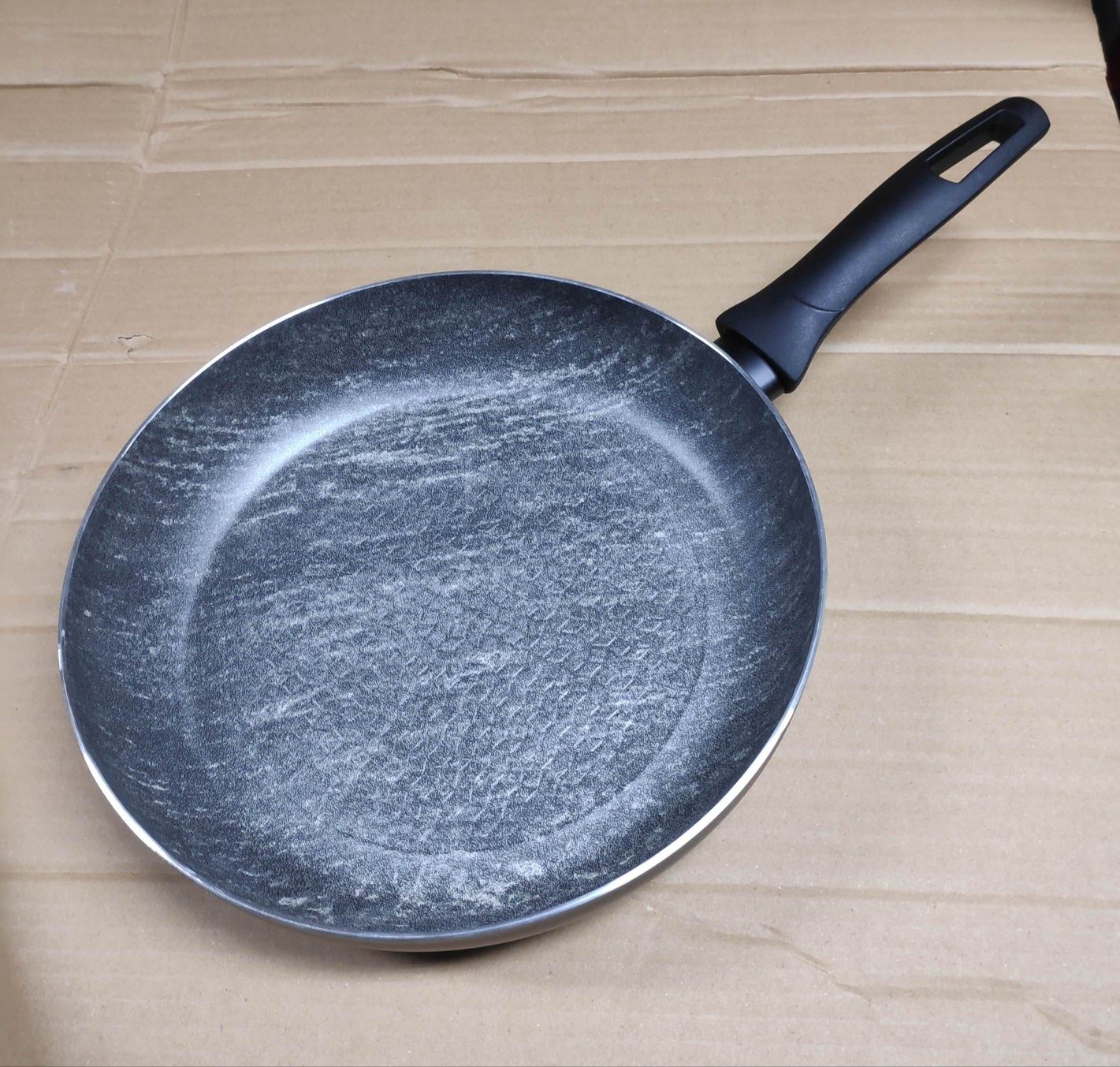 Patelnia nieprzywierającą 28 cm włoska indukcja gaz