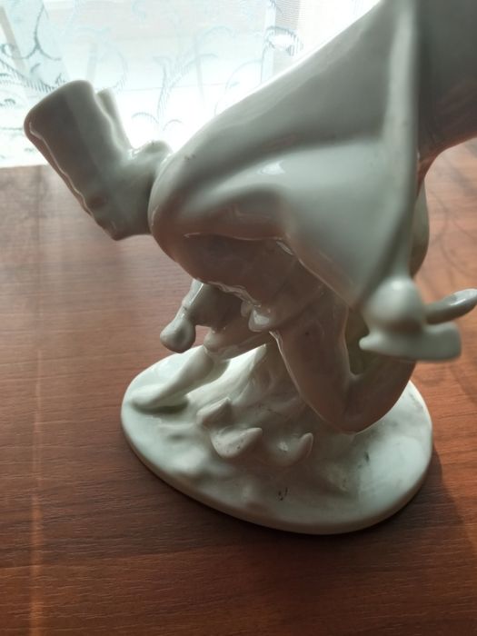 Klęcząca kobieta biała porcelana Bogucice Janosik biała porcelana sygn