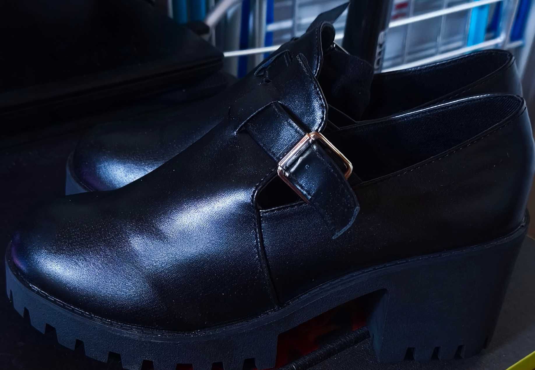 Sapatos pretos com fivela