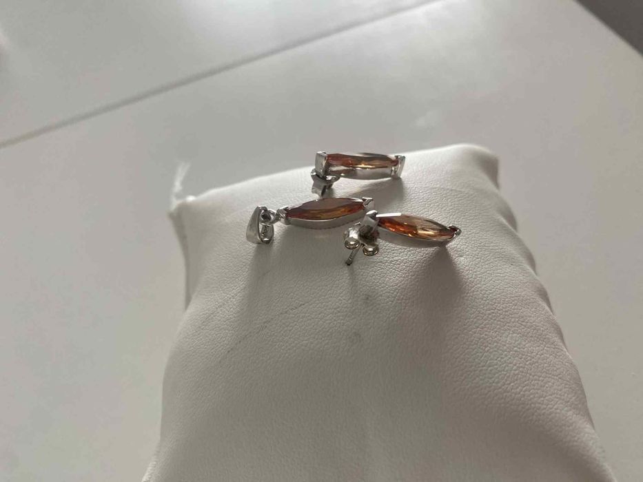 Piękne stylowe kolczyki z kamieniem i zawieszką