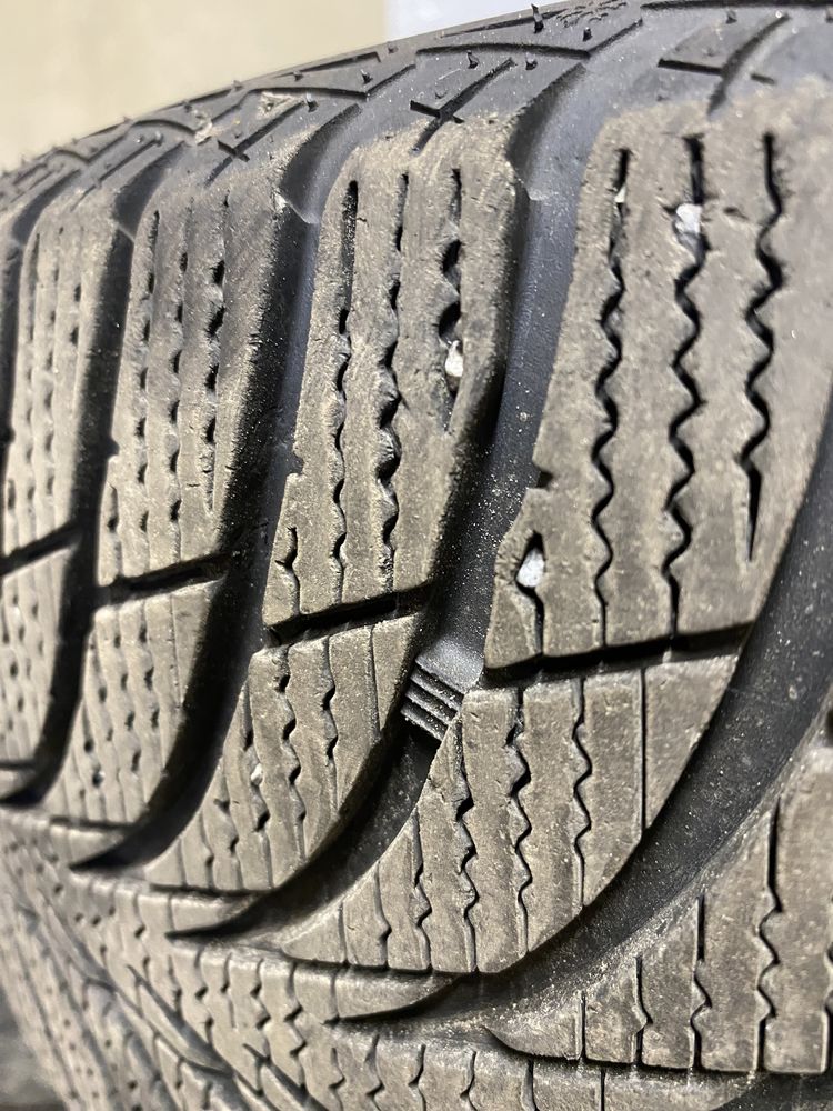 Продам шини GOODYEAR UltraGrip 215/55 R17 94Т зима