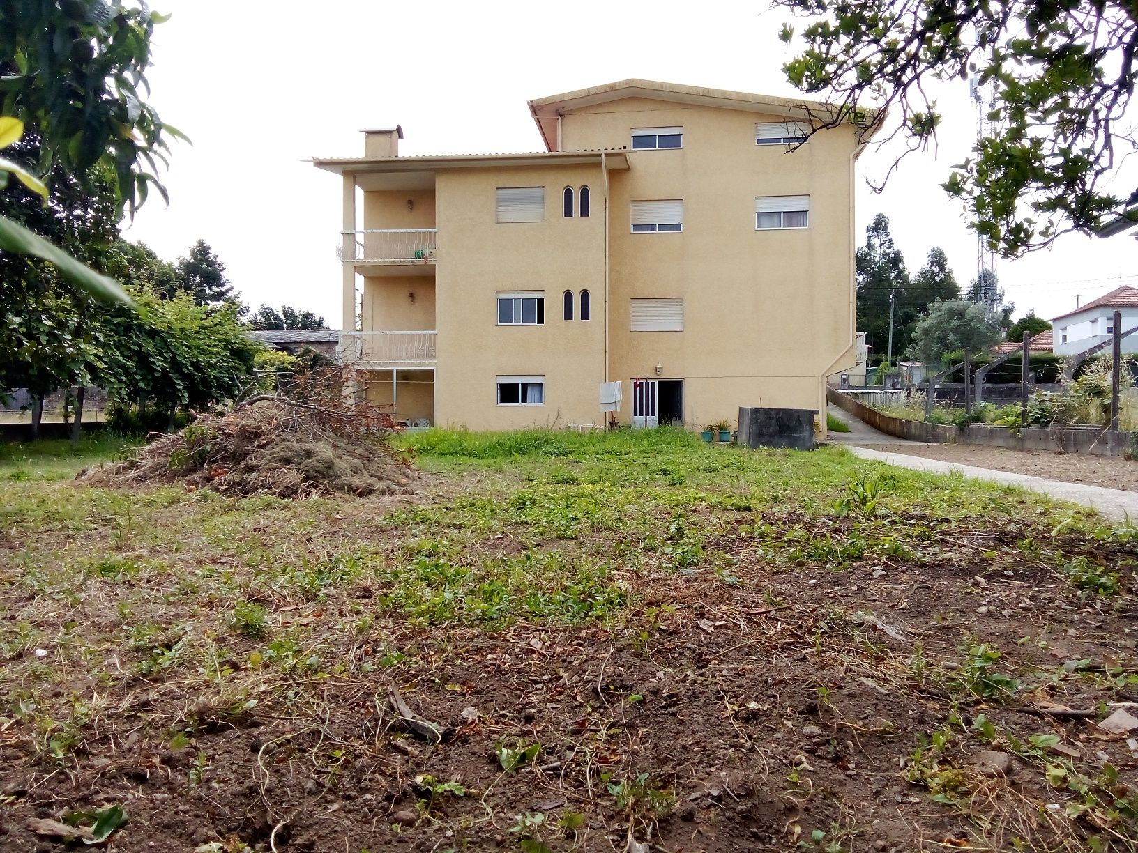 Casa com 3 pisos e garagem e terreno
