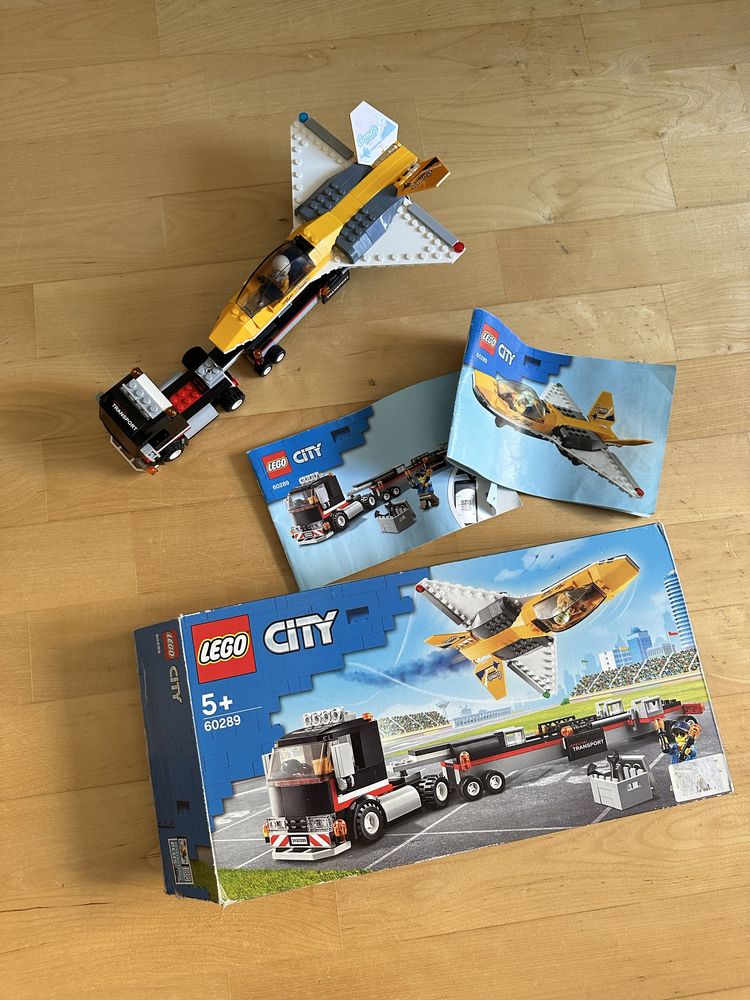 LEGO City 60289 Transporter odrzutowca pokazowego