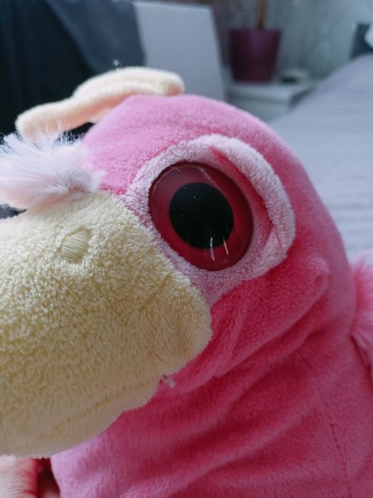 Maskotka ptak różowy siedzi