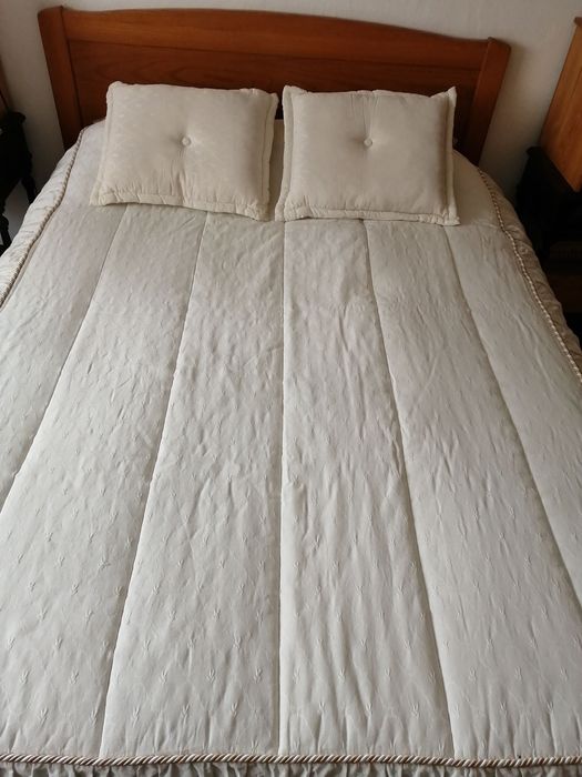 coberta de cama de casal com almofadas, estado novo