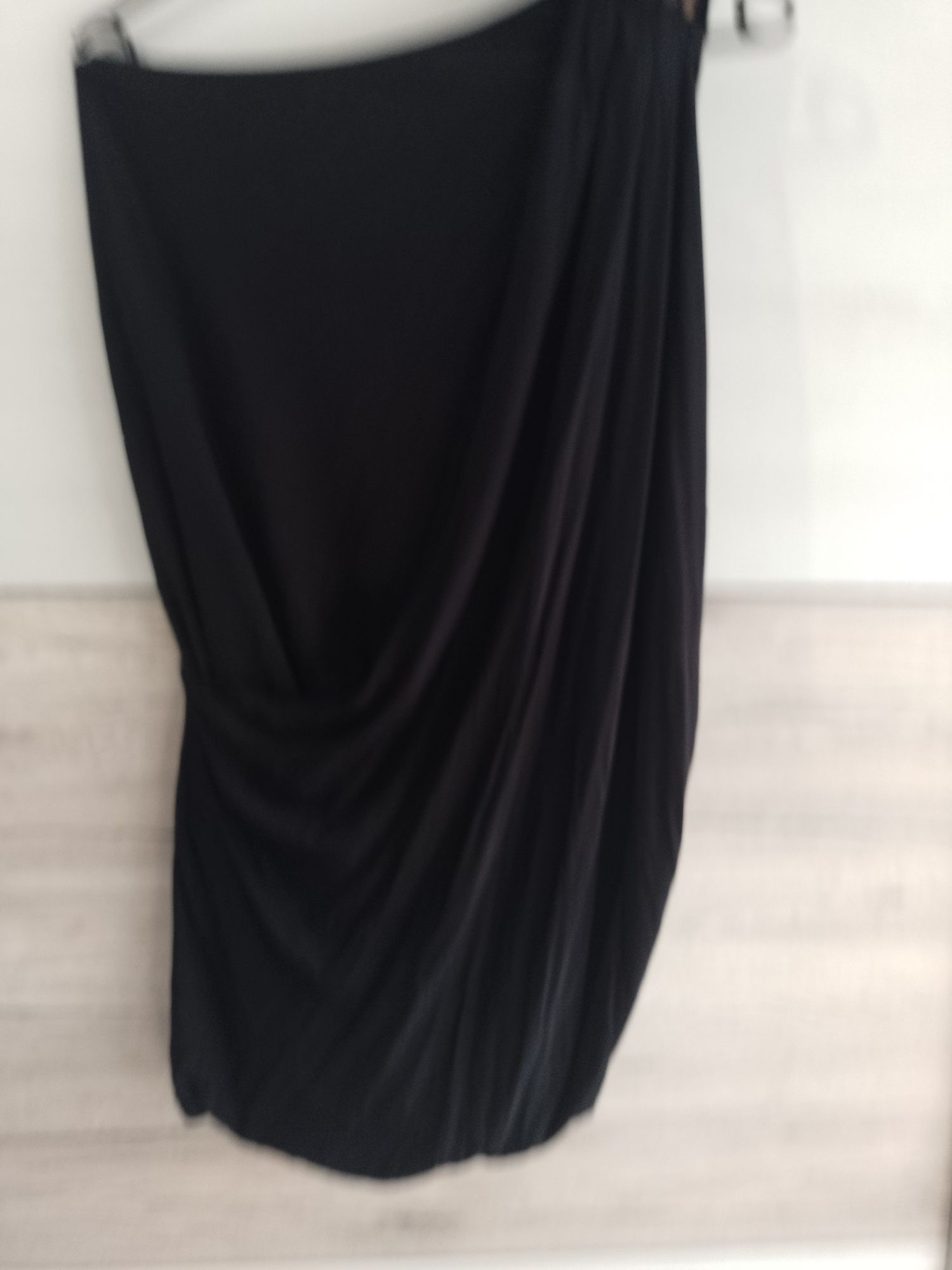 Czarna sukienka S jednoramie mini