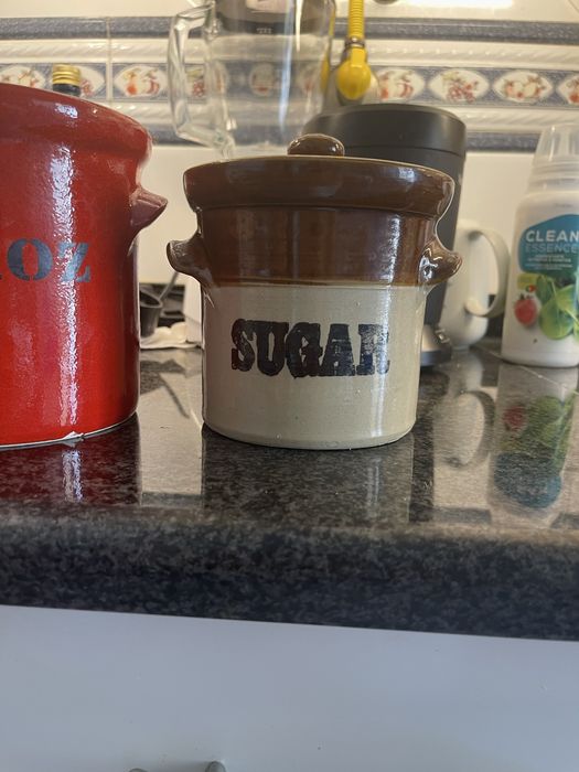 Galheteiro e recipientes para alimentos.