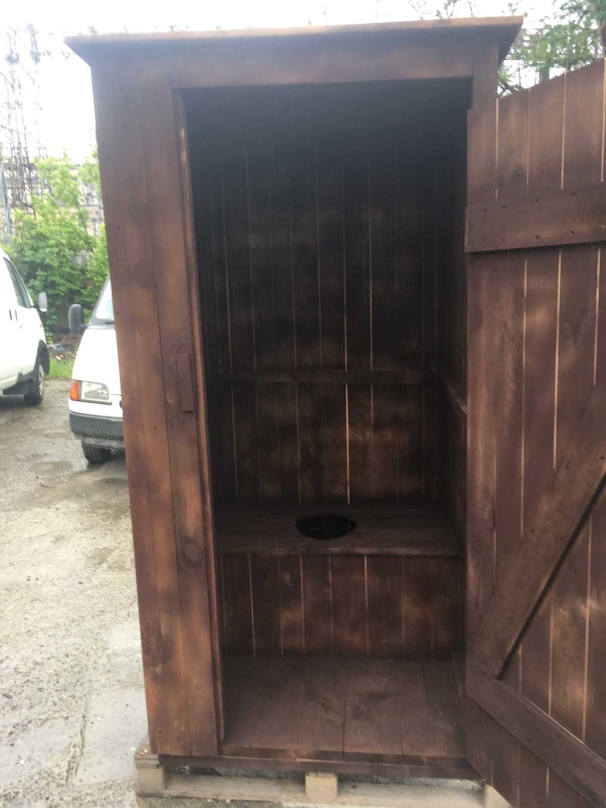 Деревянный дачный туалет