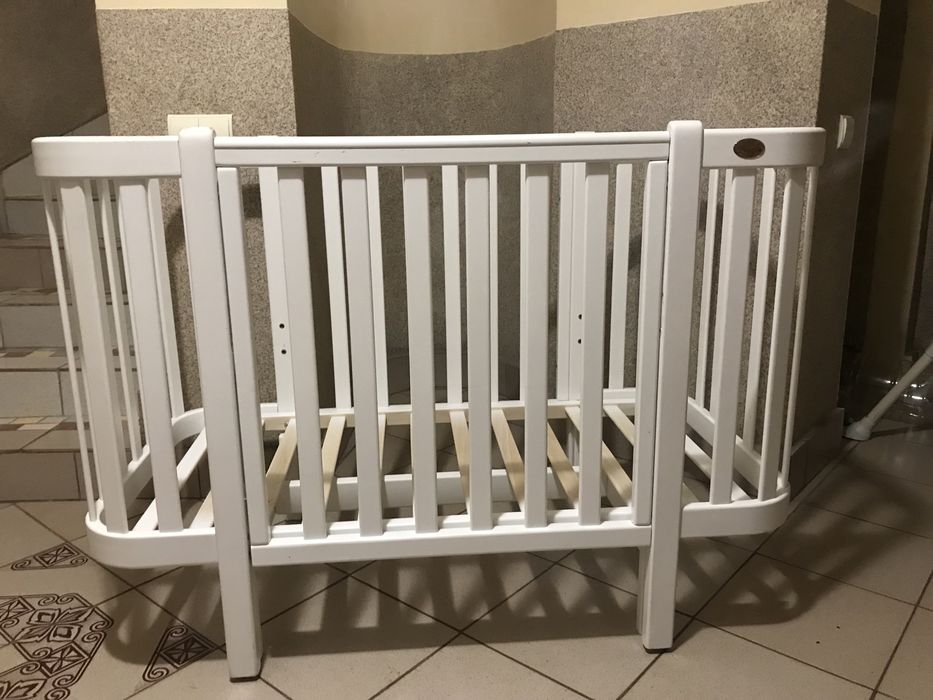 Ліжечко дитяче і столик для годування