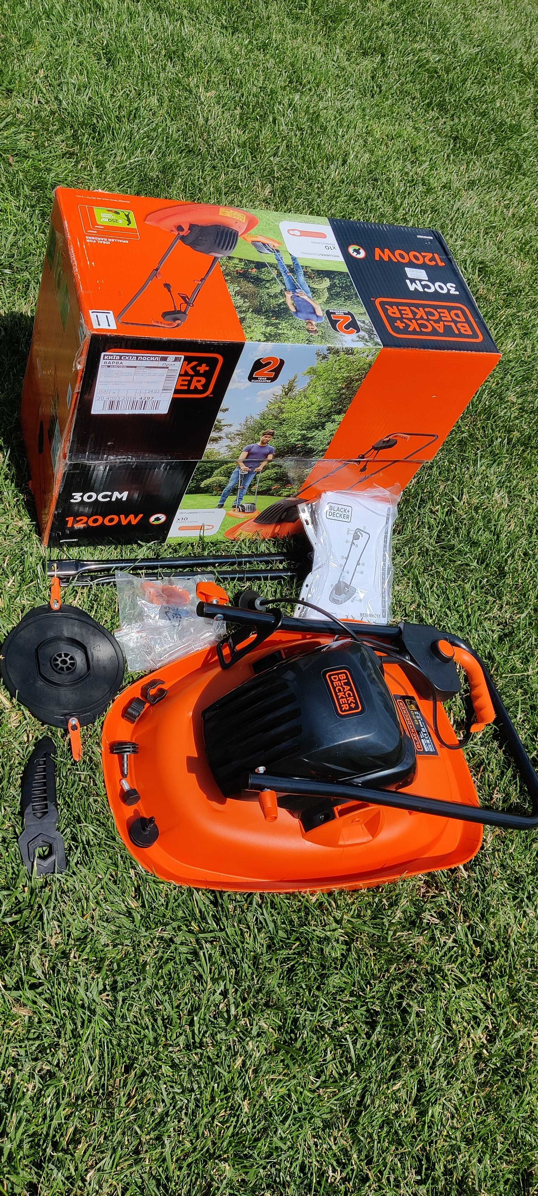 Газонокосарка Black&Decker на повітряній подушці.