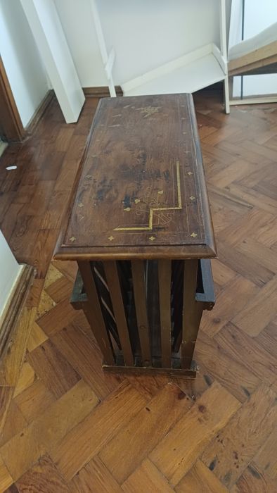 Pequeno movel de revistas ou sapateiro