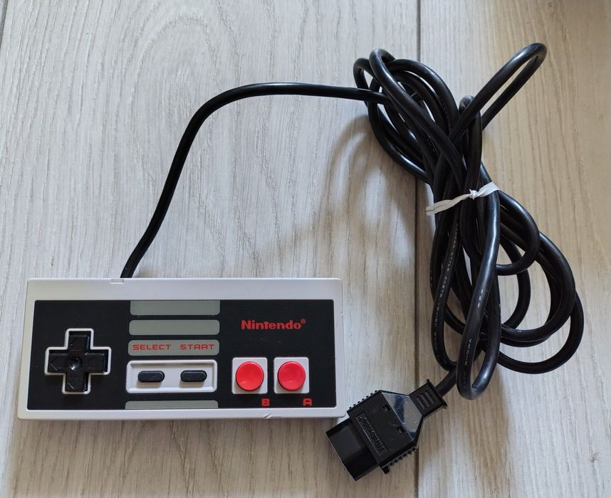 Konsola Nintendo NES + pad + zasilacz + AV + 3 gry Tetris, Super Mario