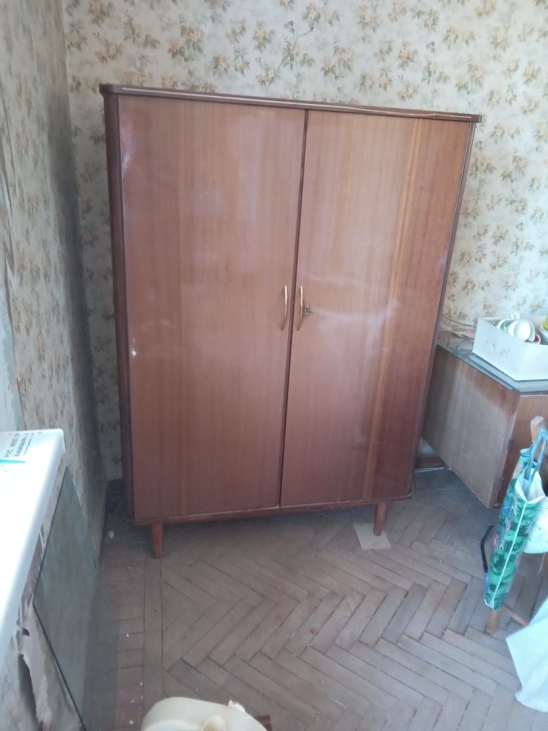 Продам шкафчик и тумбочку с  выдвижным столиком винтаж