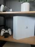Ps4 Pro Biała + pad + 2 gry