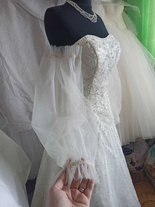 Платье А-силуэта с фатиновами рукавами .Цвет крем. р42- 44,