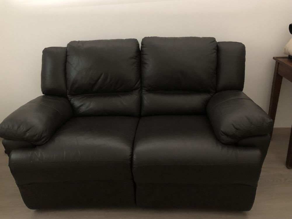Como novo:Sofa preto em pele com pernas extensiveis.