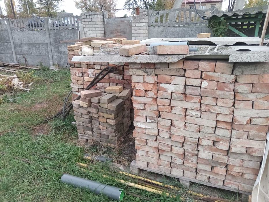 Продам красный б/у кирпич в хорошем состоянии